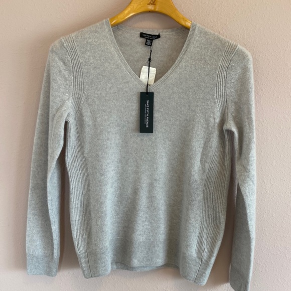 Saks Fifth Avenue Sweaters - NWT Saks Fifth Avenue V neck, 100% Cashmere sweater Size M Grey